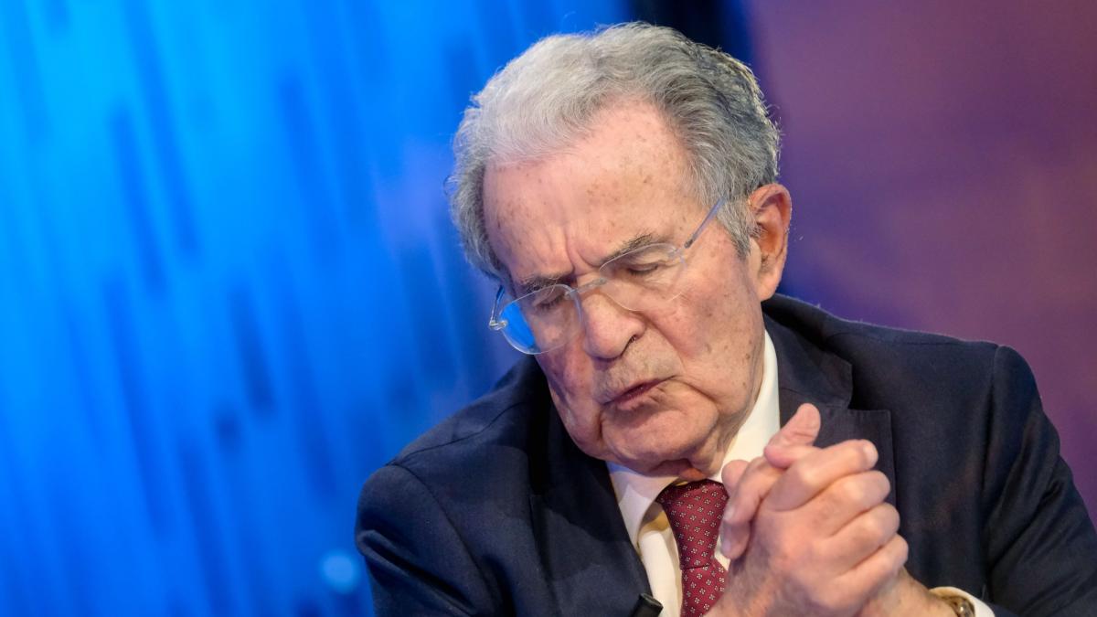 scandal in italia dupa publicarea filmarii care il arata pe fostul premier romano prodi cum trage de par o jurnalista