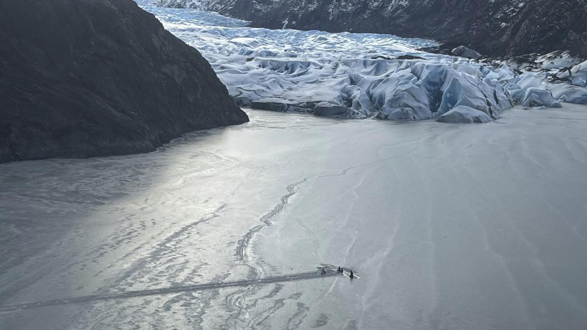 un barbat si fiicele lui au supravietuit dupa un accident de avion in alaska au stat 12 ore pe aripa avionului la 20 de grade c