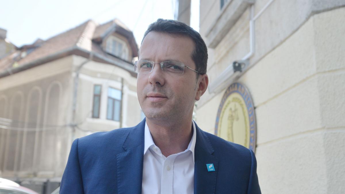 usr il acuza pe george simion ca a facut o lege special pentru cumatrul sau regele artificiilor