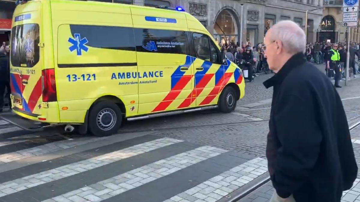 atac cu cutitul in centrul orasului amsterdam sunt cel putin cinci victime numeroase echipaje de politie desfasurate la fata locului