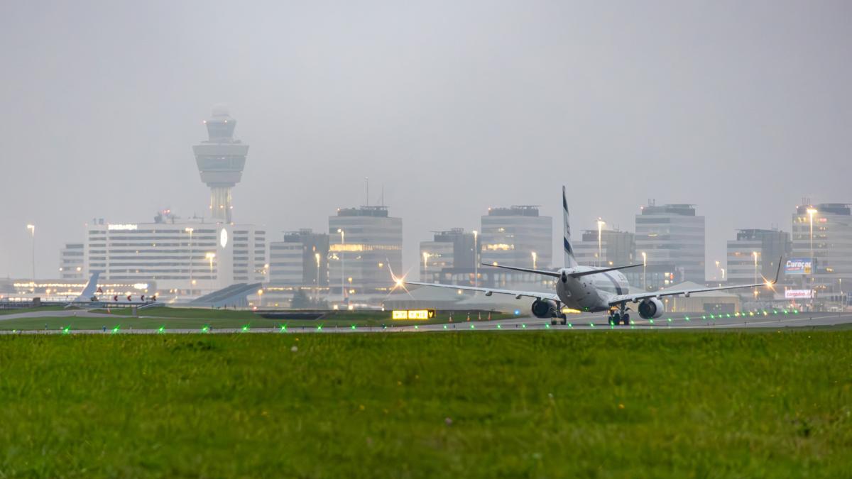 incident pe aeroportul din tel aviv un avion a fost deviat la sosire de doua rachete lansate din yemen