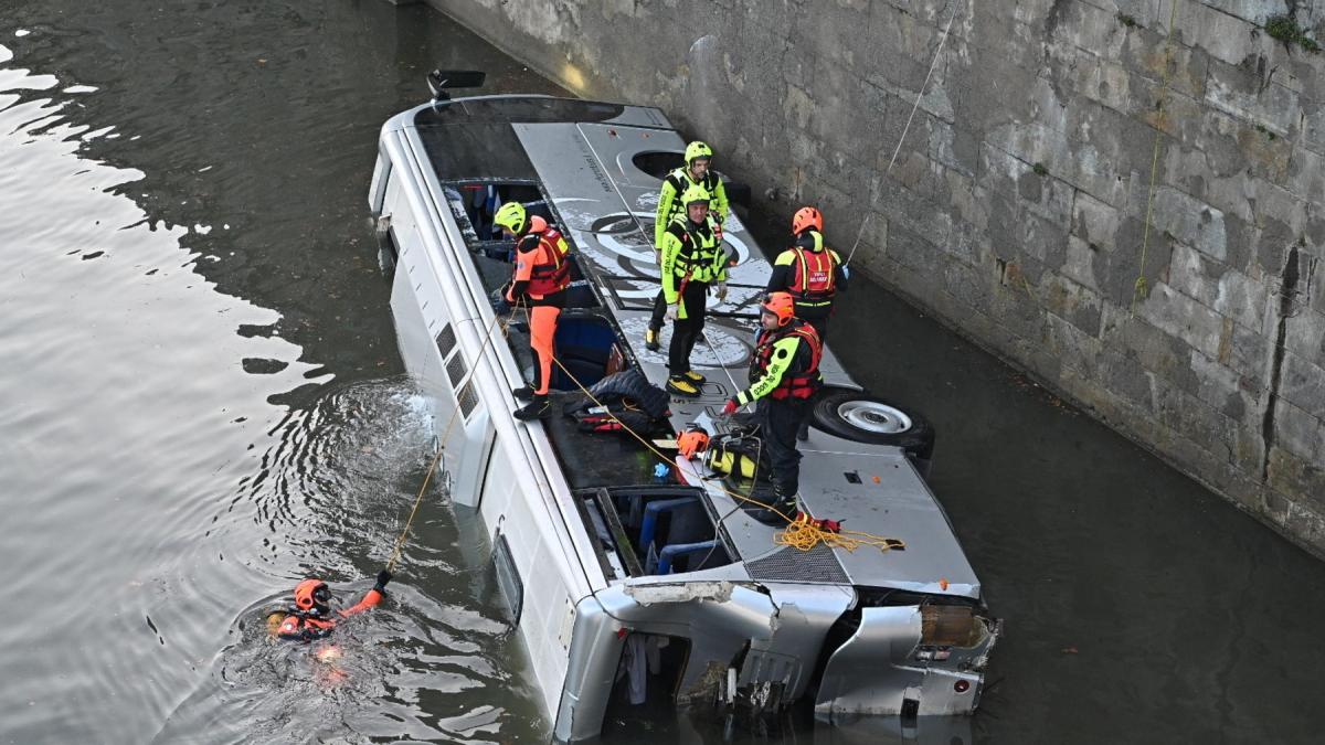 video momentul in care un autobuz a cazut in apele unui rau din centrul orasului torino sub ochii ingroziti a zeci de turisti video momentul in care un autobuz a cazut in apele unui rau din centrul orasului torino sub ochii ingroziti a zeci de turisti