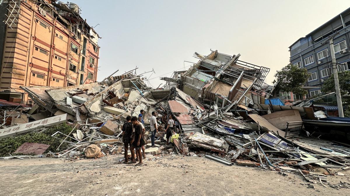 bilantul tragic al cutremurului devastator din asia cel putin 1 000 de oameni au murit alti 2 000 au fost grav raniti