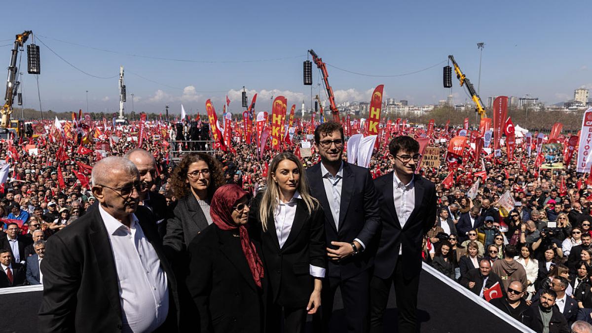 doua milioane de turci sunt in strada la istanbul si protesteaza televiziunile ii ignora si difuzeaza emisiuni de gatit