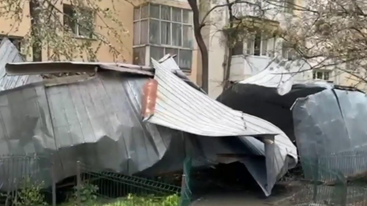 furtunile au facut prapad in toata tara mai multe acoperisuri au fost smulse de vant zeci de copaci au cazut pe strazi
