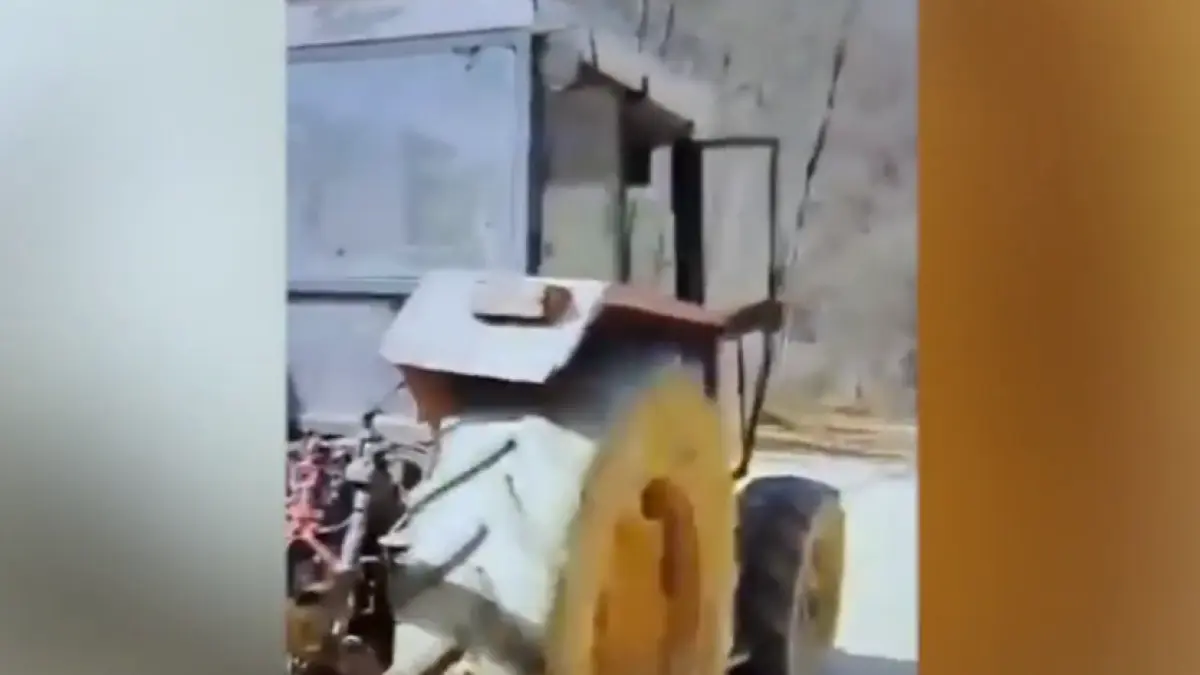 imagini halucinante in maramures un copil de 7 ani filmat cand conduce un tractor