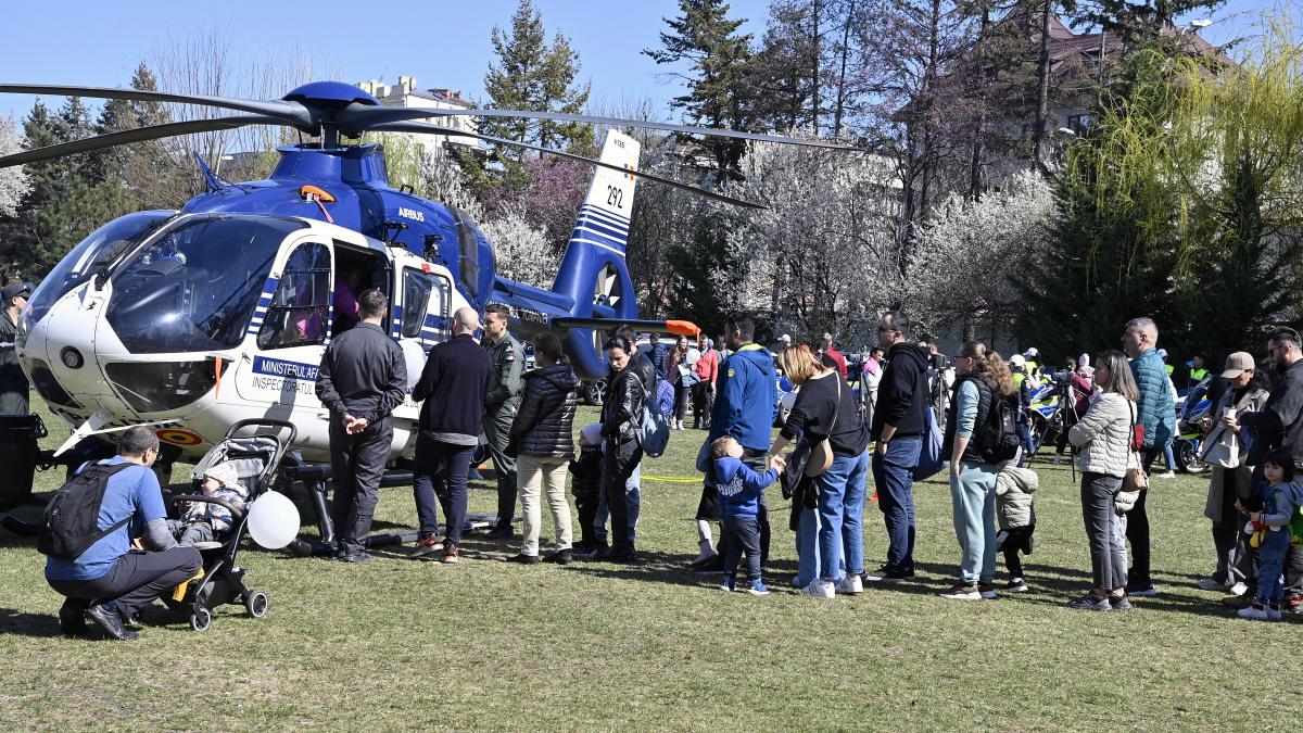 ziua portilor deschise pentru sri la palatul cotroceni specialistii isi prezinta echipamentele militare