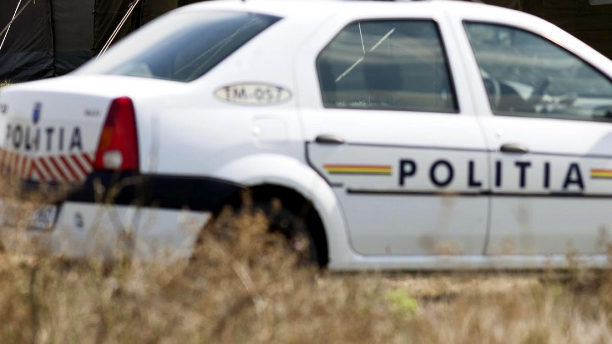 un politist din mehedinti a fost prins beat langa masina de serviciu colegii lui i au facut dosar penal