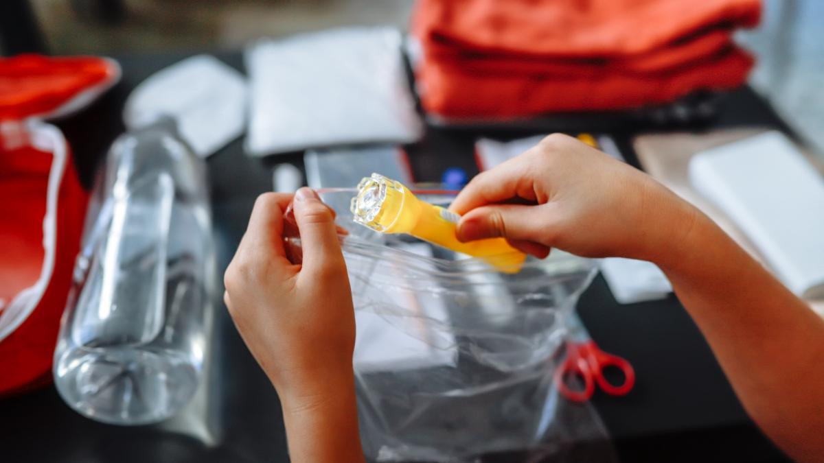 ce trebuie sa contina un kit de supravietuire in caz de urgenta