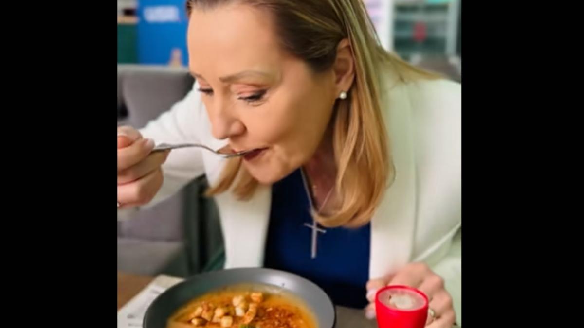 elena lasconi s a filmat in timp ce manca supa cu panselute a fost o supa prezidentiala