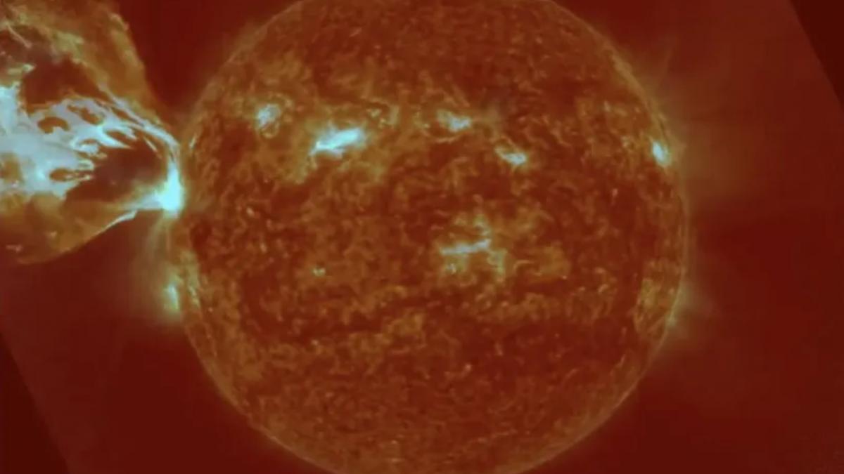 explozie solara masiva de clasa x filmata exact cand erupe de pe suprafata soarelui a declansat intreruperi radio pe 2 continente explozie solara masiva de clasa x filmata exact cand erupe de pe suprafata soarelui a declansat intreruperi radio pe 2 continente