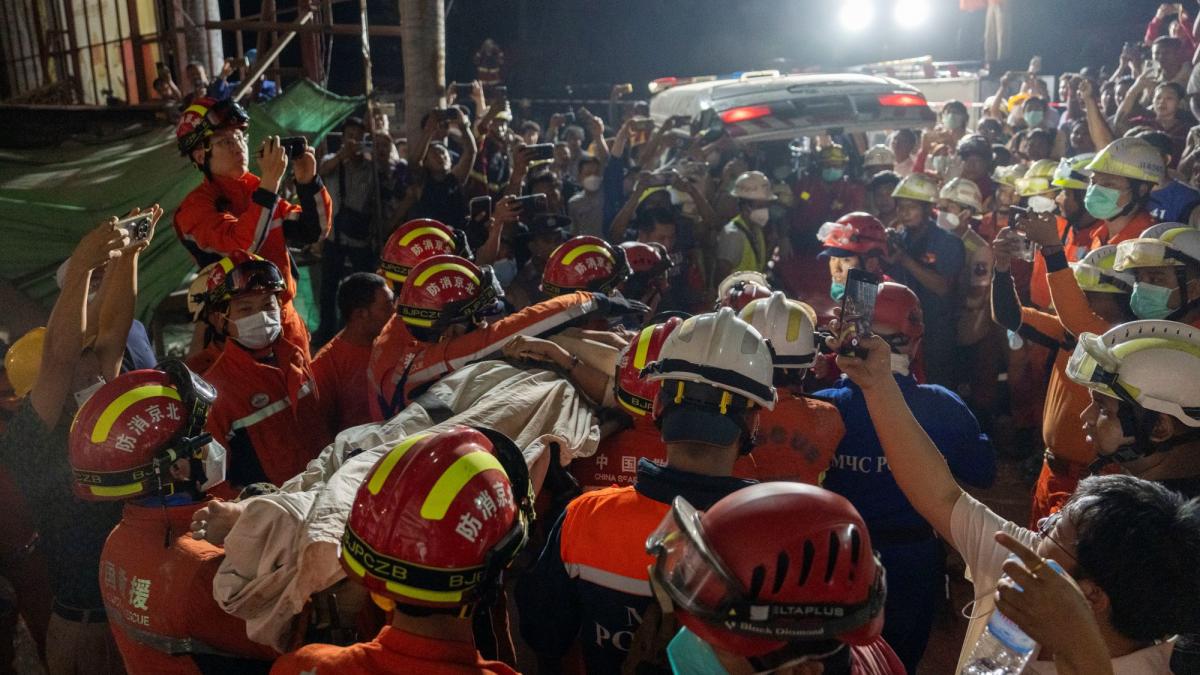 o femeie a fost scoasa in viata dupa 60 de ore de sub ruinele unui hotel prabusit in timpul cutremurului din myanmar
