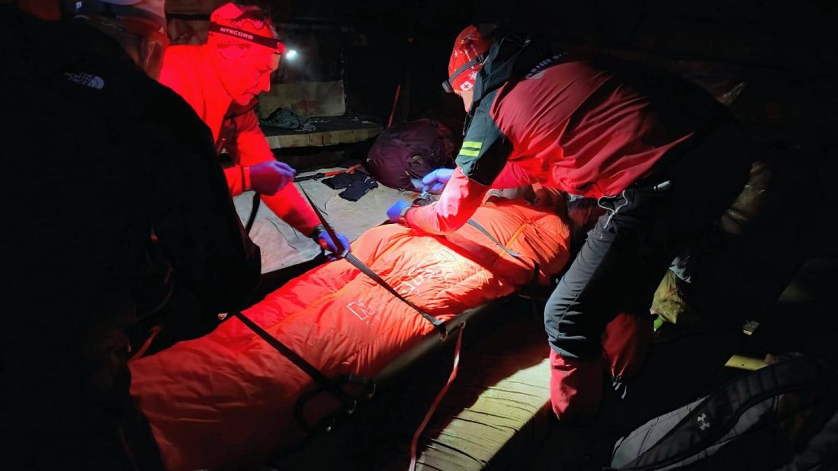 operatiune dificila in munti salvamontistii s au chinuit 10 ore sa salveze un ucrainean abandonat la o stana era in stare grava