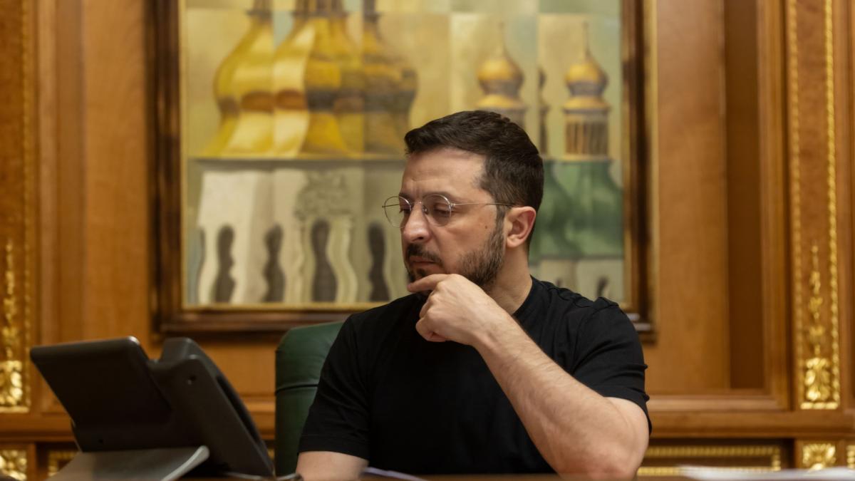 zelenski s a razgandit si vrea sa organizeze alegeri prezidentiale in ucraina in aceasta vara de ce putin si trump nu ar fi de acord