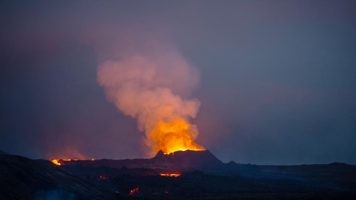 alerta in islanda un vulcan a erupt din nou in apropiere de reykjavik mai multi oameni au fost evacuati
