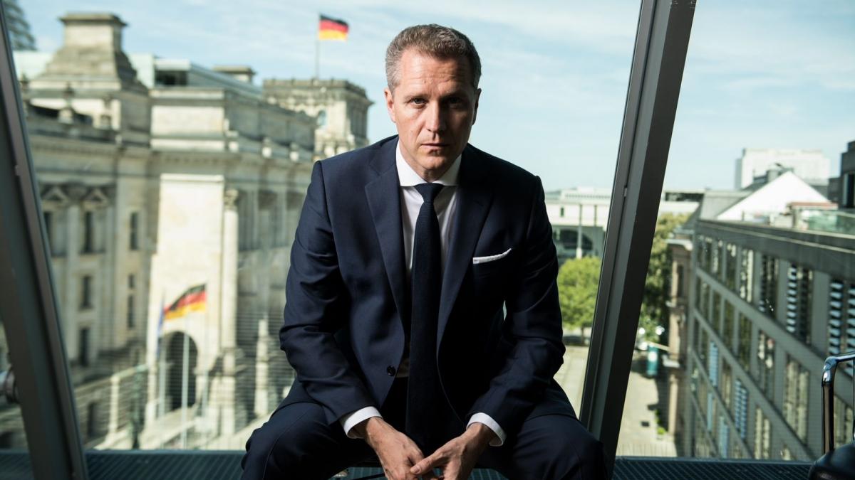 parlamentul european i a ridicat imunitatea unui eurodeputat german dupa ce acesta a postat imagini cu salutul nazist