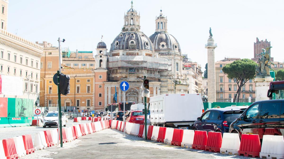 video un barbat transporta o canapea pe o trotineta eletrica pe strazile din roma
