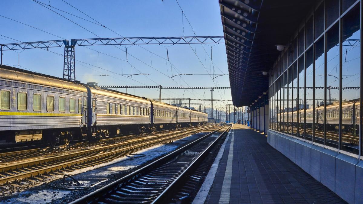 banca europeana de investitii va trimite 50 de milioane de euro pentru modernizarea punctelor cheie de frontiera feroviara din ucraina