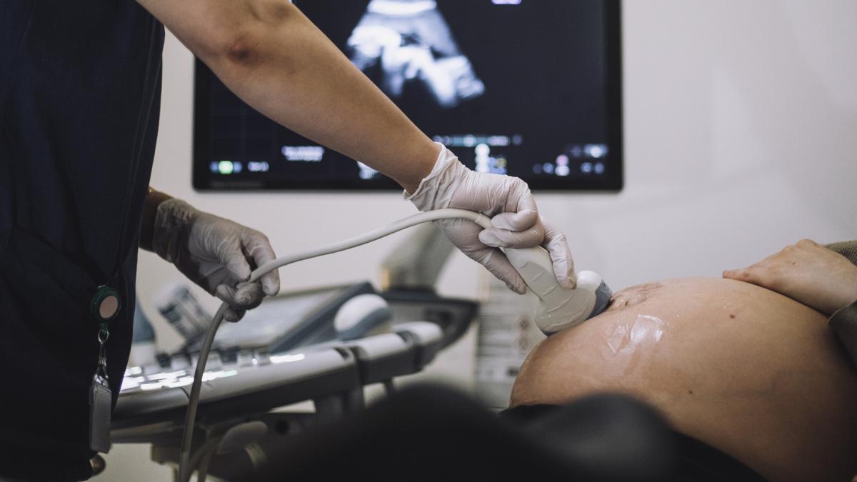 o eleva de 15 ani din botosani a aflat ca este insarcinata dupa ce i s a facut rau la scoala