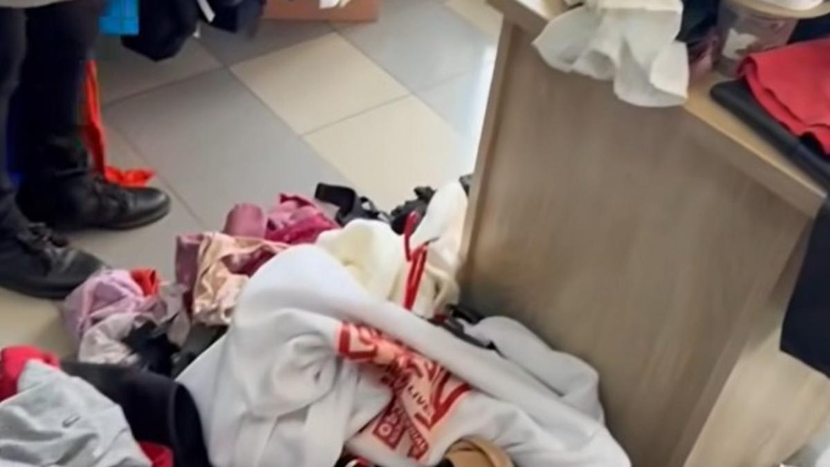 piedone a descins la magazine second haine din arad si a gasit haine nespalate si patate