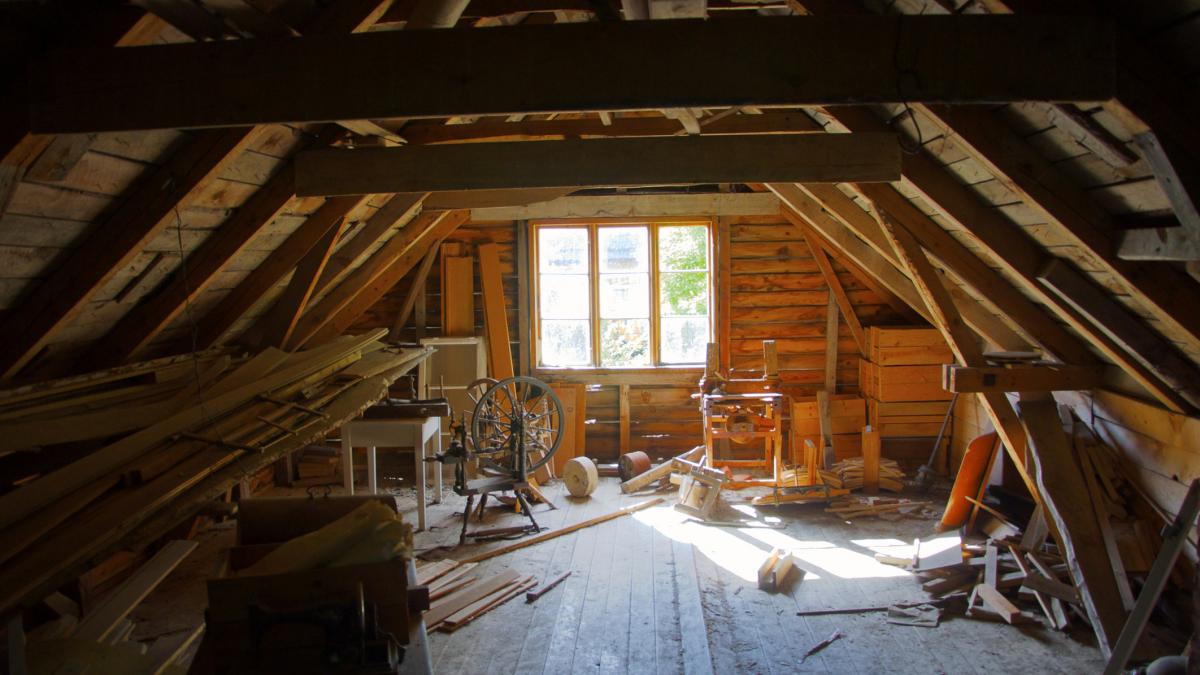 doi italieni care au mostenit o casa veche au facut o descoperire senzationala in podul acesteia