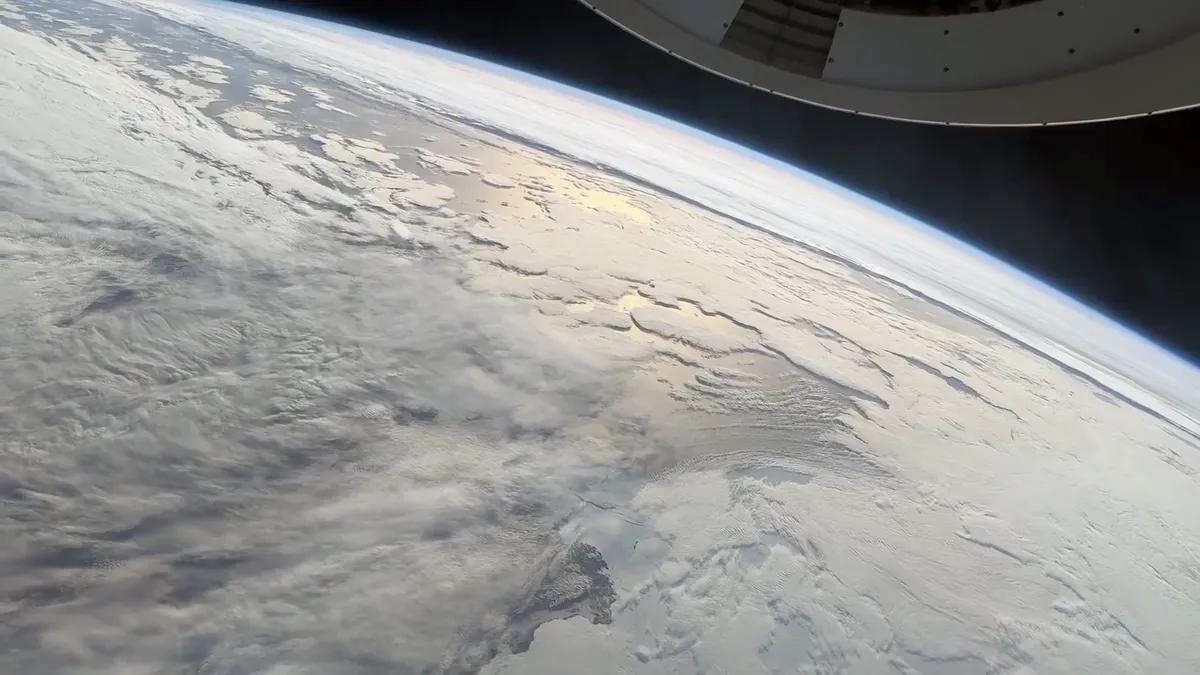 fotografia uimitoare realizata de astronautii care au zburat pentru prima data in istorie peste polii pamantului