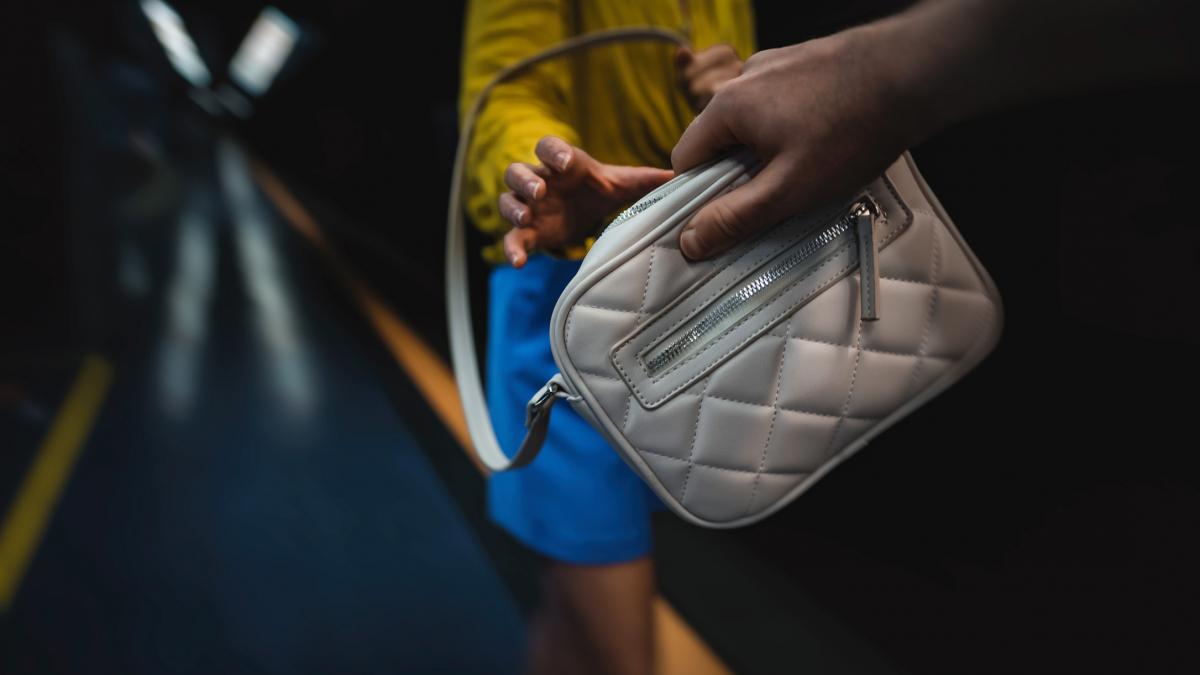 o banda de hoti de buzunare coordonata de romani a fost anihilata la milano aurul furat era vandut in romania