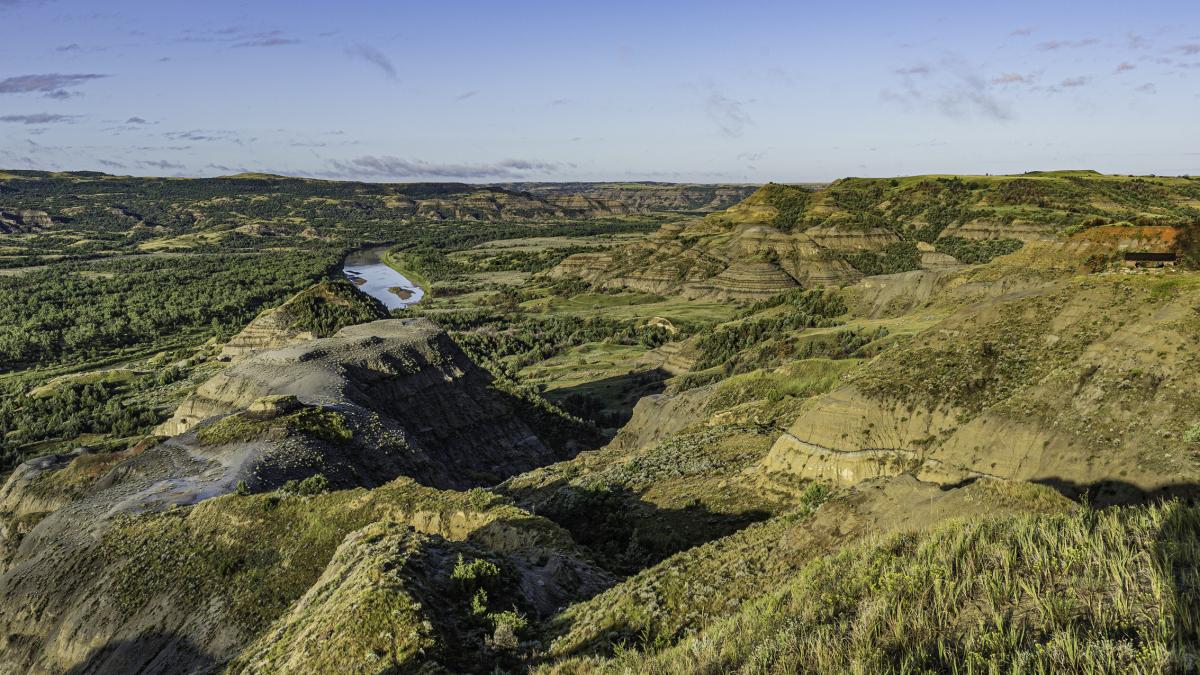 o placa tectonica din mijlocul sua se scufunda in mantaua pamantului si trage dupa ea bucati din crusta nord americana