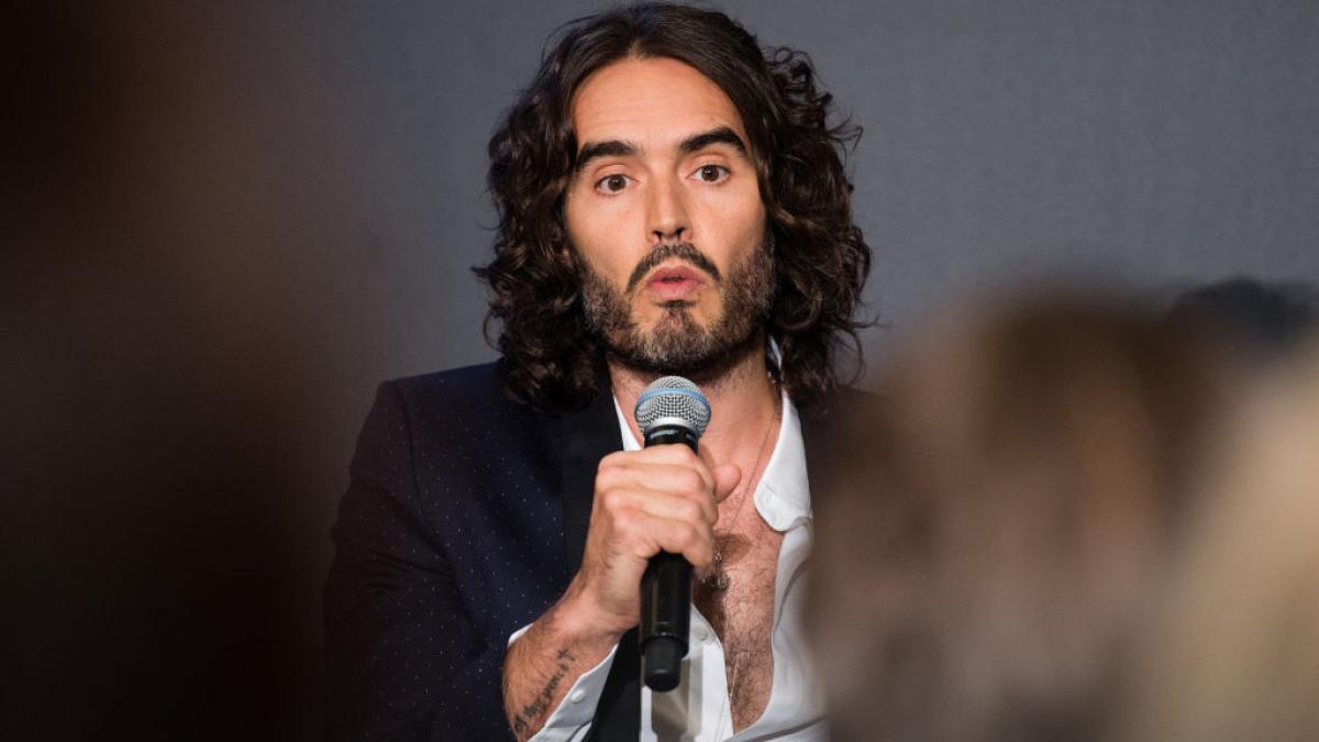 actorul russell brand a fost pus sub acuzare pentru viol de politia metropolitana din londra