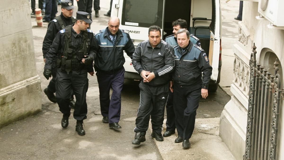 bercea mondialu si trei fii ai lui au fost arestati preventiv pentru camatarie si santaj