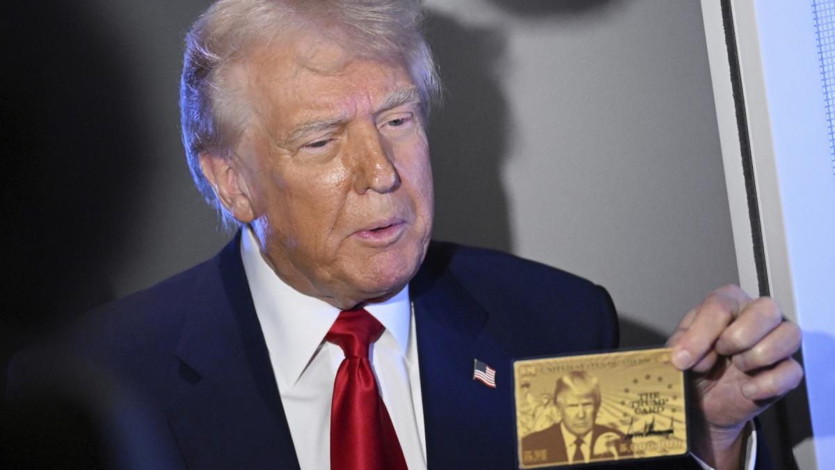 donald trump a anuntat o viza de sua speciala pentru bogati cardul de aur are intiparit chipul sau si costa 5 milioane de dolari