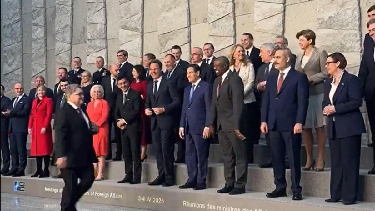 emil hurezeanu a fost la un pas sa rateze fotografia de grup de la bruxelles mark rutte a strigat dupa el
