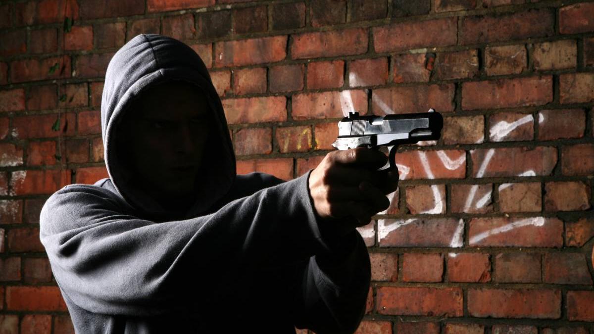 doua persoane cu pistol si cagule au jefuit un magazin la constanta atacatorii au reusit sa fuga