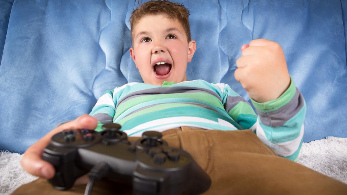 copil care se joaca jocuri video