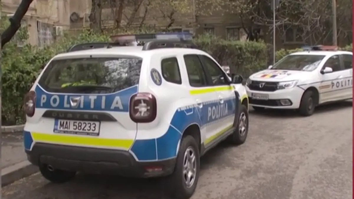 o femeie a fost gasita moarta in apartamentul sau din bucuresti locuia cu fiul sau iar vecinii spun ca era bolnav psihic si violent