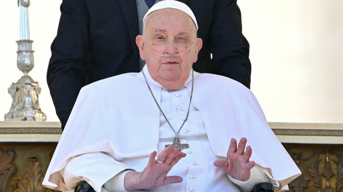prima aparitie in public a papei francisc dupa externare a intrat in piata sfantul petru si le a facut o surpriza credinciosilor