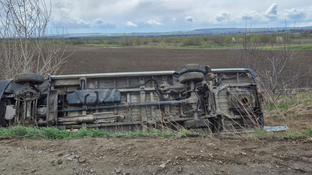 un microbuz cu 15 pasageri s a rasturnat la iesirea din pascani a fost activat planul rosu de interventie
