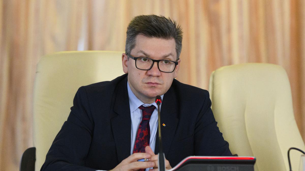 aur refuza sa il schimbe pe mihail neamtu de la sefia comisiei de cultura mosteanu psd si pnl fac scut in jurul lui