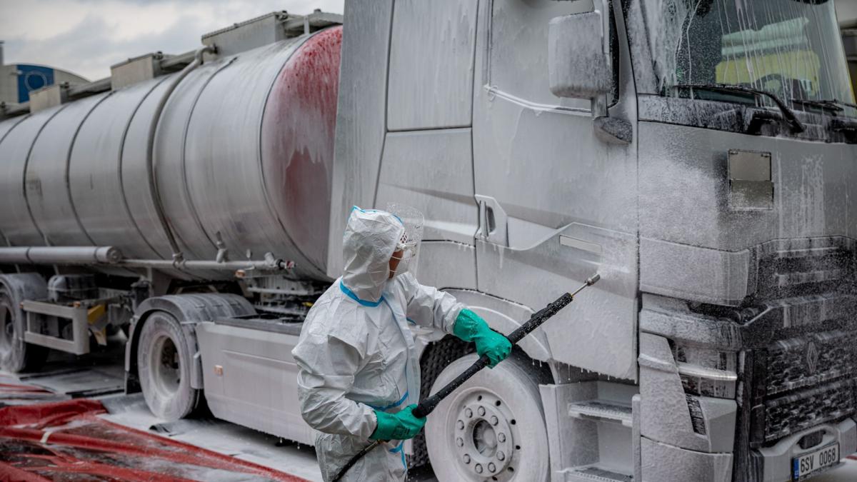 imagini ca in pandemie la granitele dintre trei tari europene sunt cozi uriase din cauza controalelor sanitare