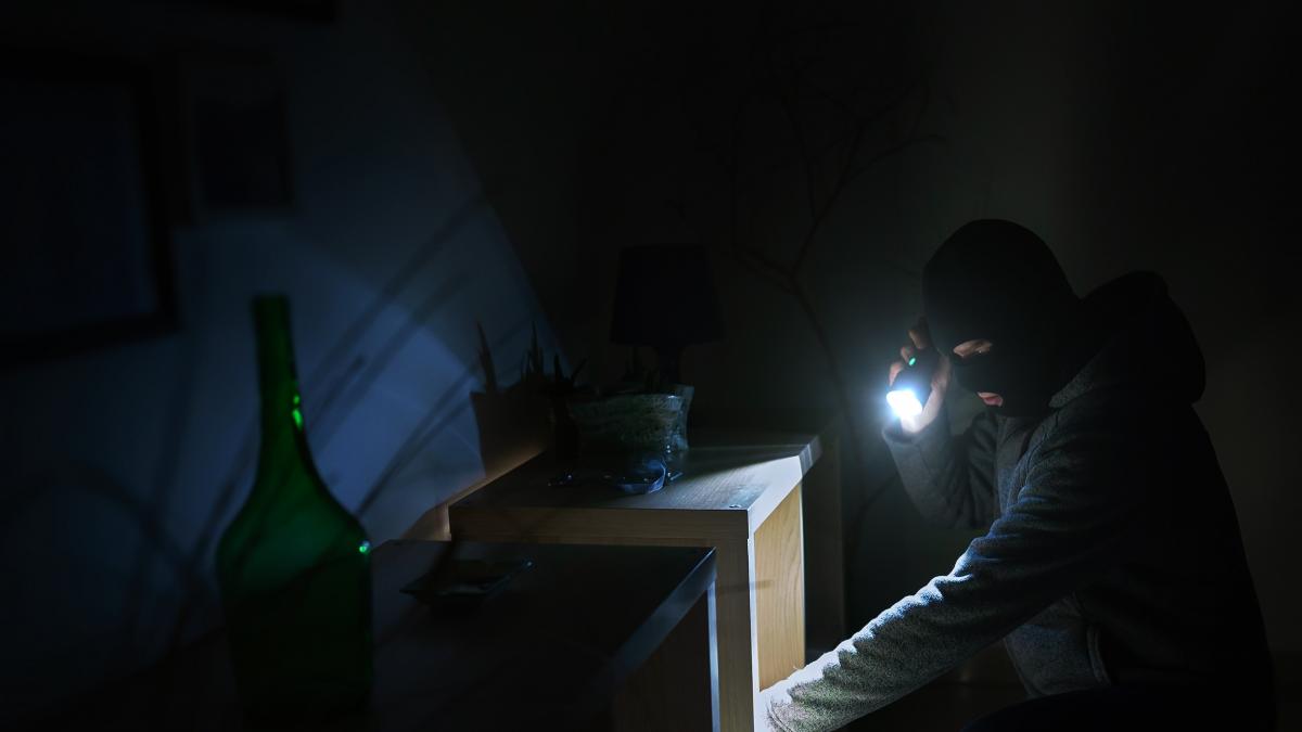 o femeie din italia s a trezit cu zeci de aspiratoare in sufragerie si a sunat la politie ce facea fiul sau noaptea