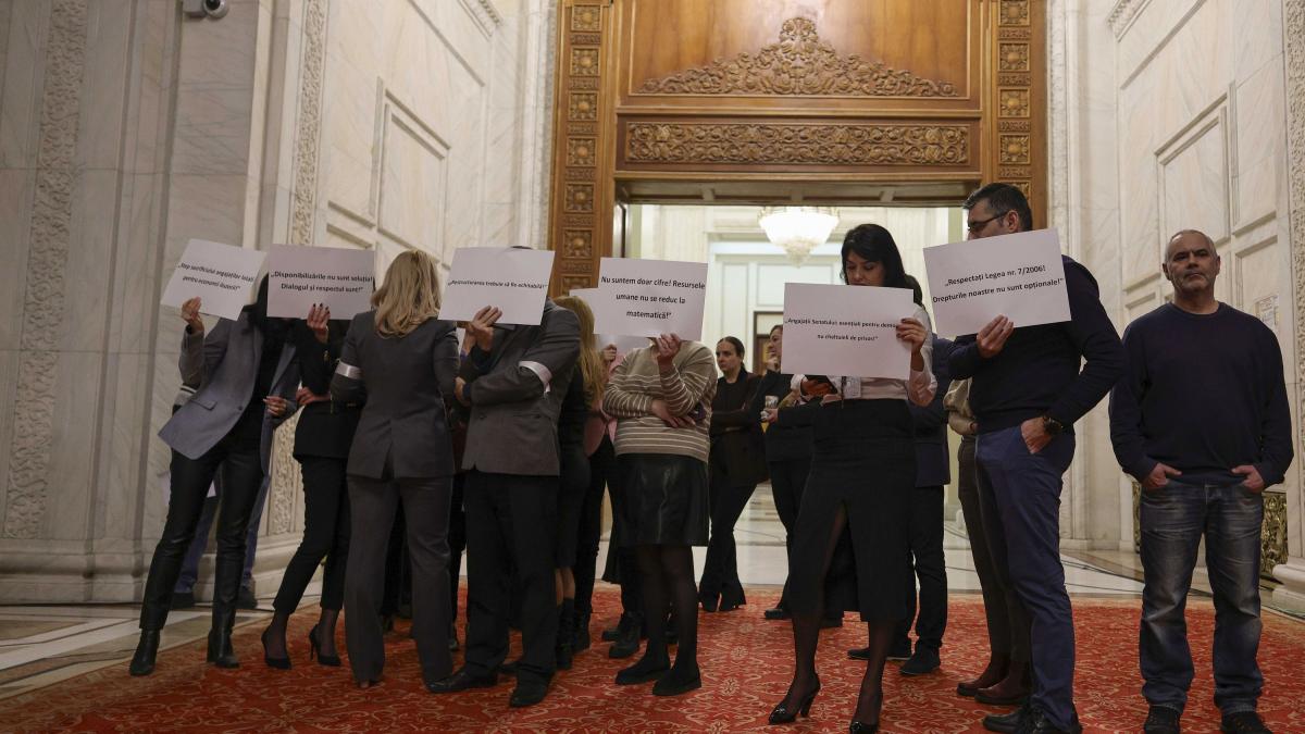 o parte dintre angajatii senatului vor sa demisioneze pentru ca sunt obligati sa vina la serviciu