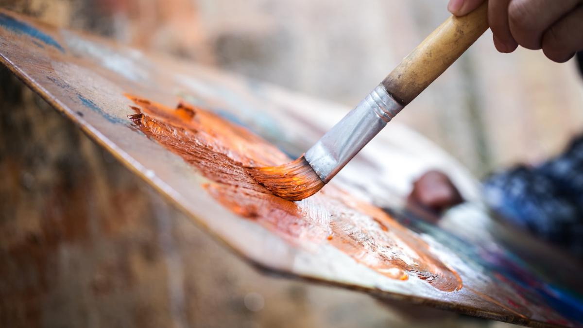 barbat care picteaza