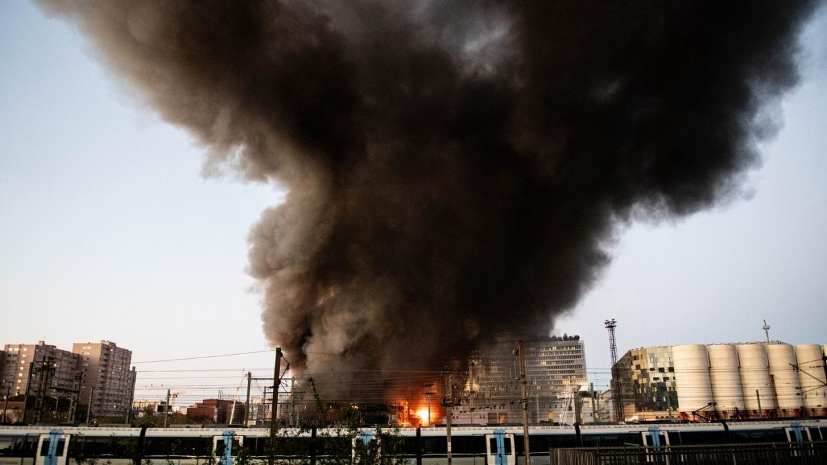 incendiu puternic in paris coloana de fum dens inalta de 170 de metri s au prelevat probe ca sa se vada daca sunt substante toxice incendiu puternic in paris coloana de fum dens inalta de 170 de metri s au prelevat probe ca sa se vada daca sunt substante toxice