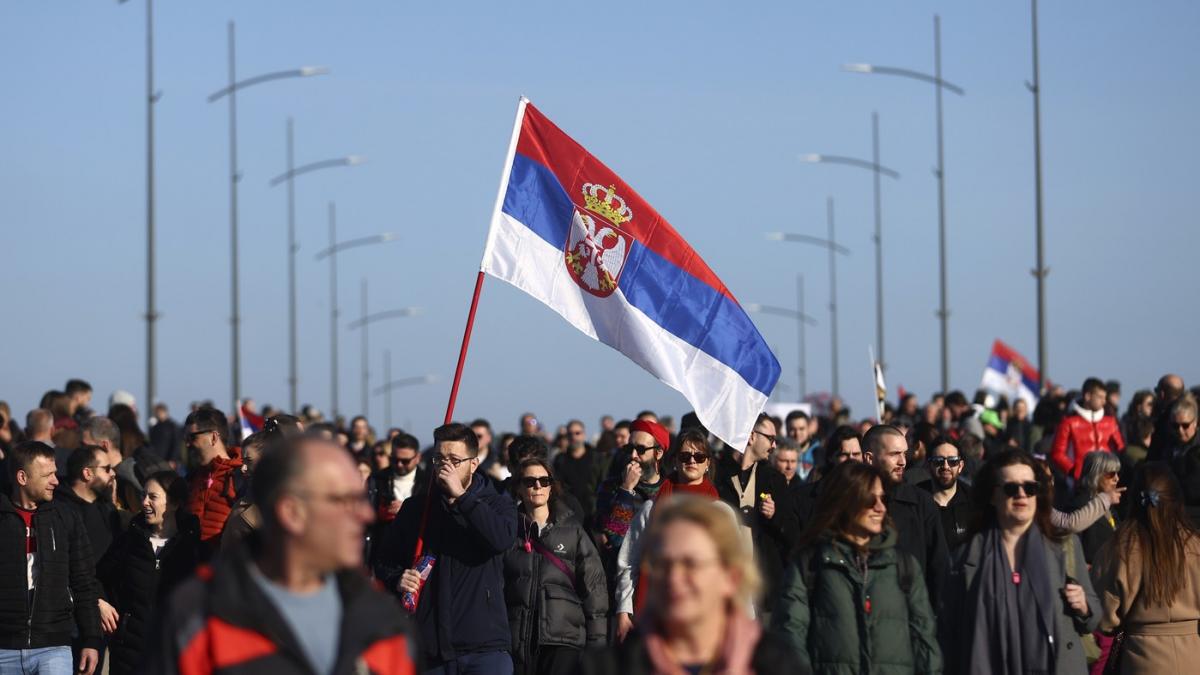 sute de mii de sarbi cer o ancheta internationala pentru a se afla daca vucic a folosit un tun acustic impotriva protestatarilor