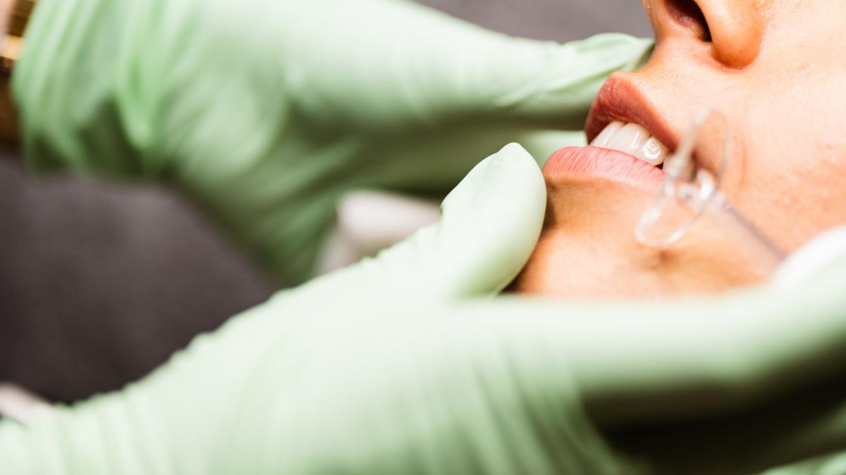 un chirug plastician a fost arestat in italia dupa ce a desfigurat zeci de femei folosind o substanta interzisa de peste 30 de ani