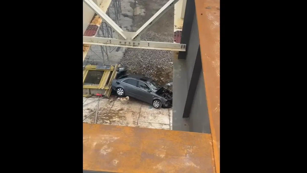 un sofer a cazut cu masina de pe un pod neterminat de pe santierul autostrazii a7