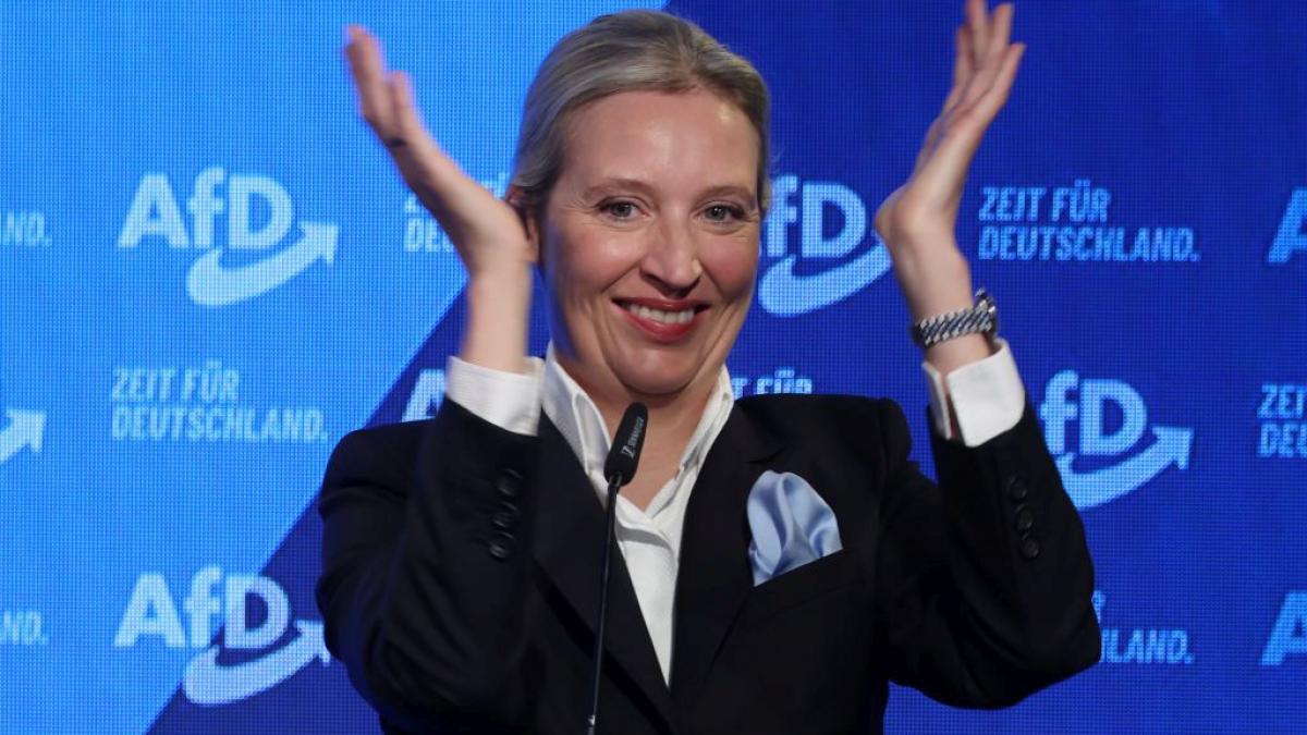 alice weidel bate din palme fericita