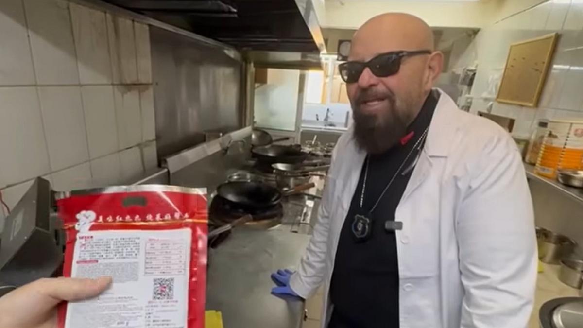 poza in care apare Piedone, in control la un restaurant chinezesc din Bucuresti
