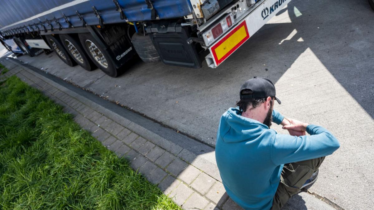 sofer roman de camion din italia imobilizat cu pistolul cu electrosocuri de carabinieri si arestat pentru violenta
