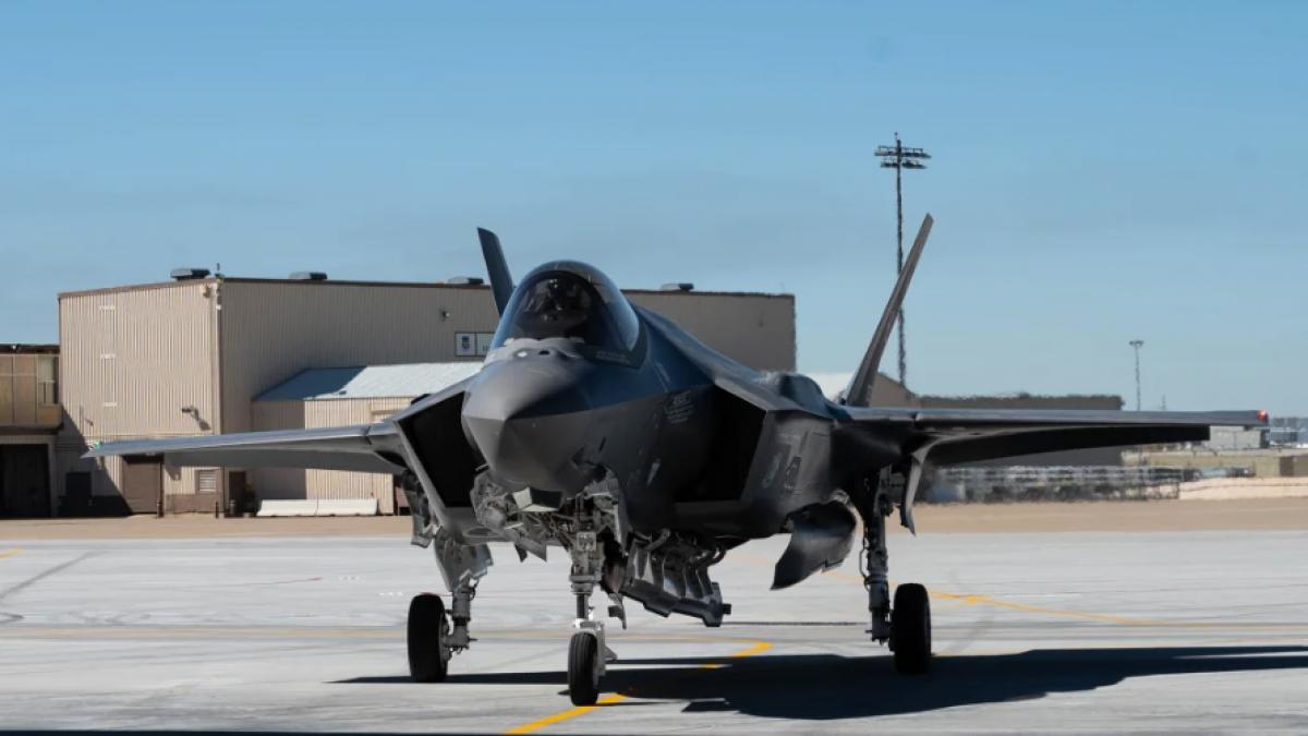 frankenjet e gata de lupta cum arata avionul de vanatoare invizibil pe radar asamblat din doua f 35 distruse in accidente